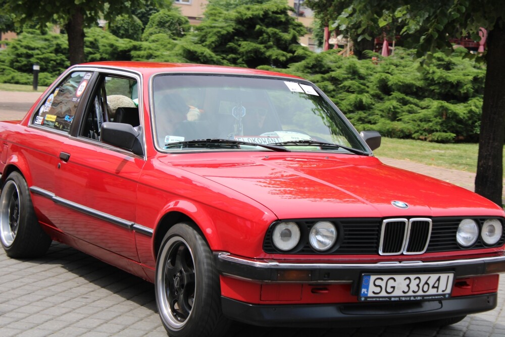 Dzisiaj fani motoryzacji i nie tylko, mieli okazję zobaczyć nieczęsto spotykane na naszych ulicach pojazdy. Klasyczne samochody przejechały przez Żory i zrobiły furorę!
