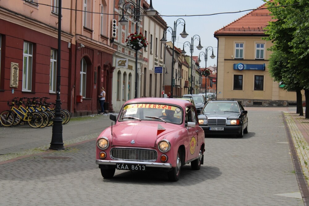 Dzisiaj fani motoryzacji i nie tylko, mieli okazję zobaczyć nieczęsto spotykane na naszych ulicach pojazdy. Klasyczne samochody przejechały przez Żory i zrobiły furorę!