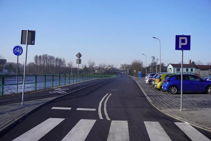 Dobra wiadomość dla mieszkańców i kierowców podróżujących do Baranowic! Zakończył się remont ul. Zamkowej, która teraz łączy tę miejscowość z DK81, czyli tzw. Wiślanką / fot. UM Żory