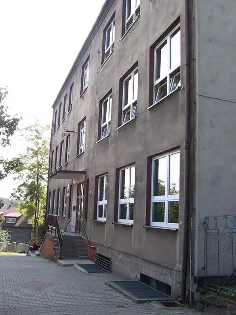 Rogoźna - Szkoła Podstawowa nr 8 - ul. Wysoka