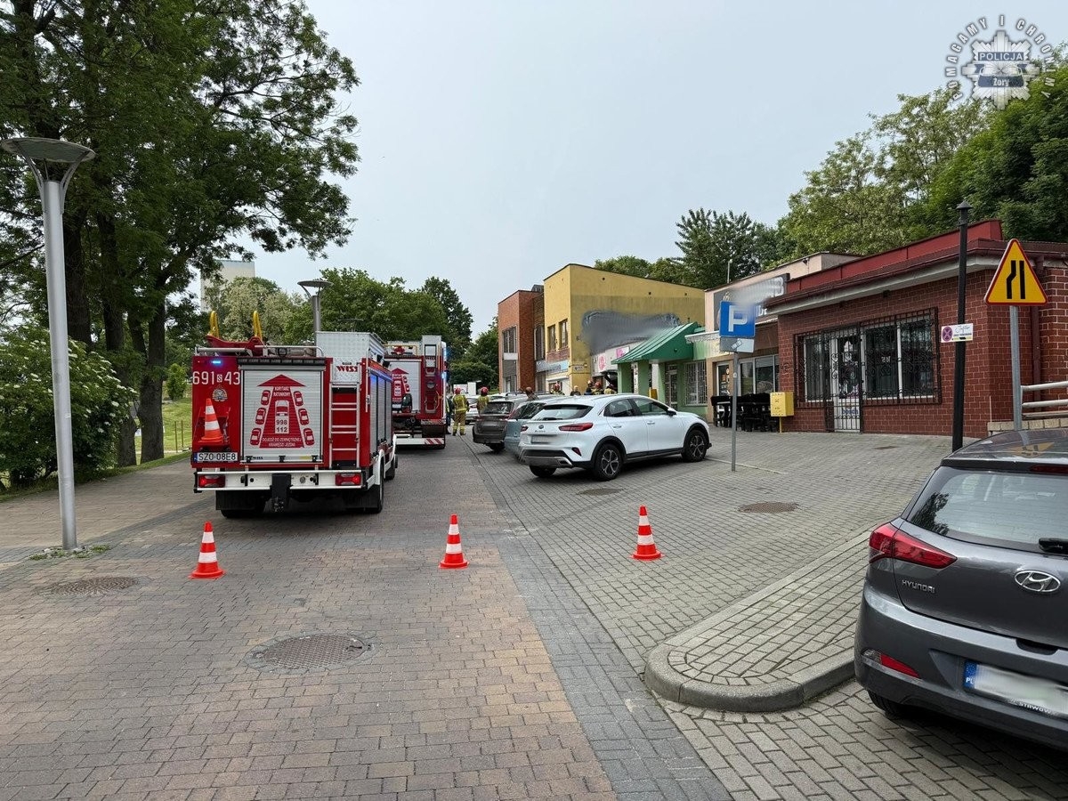 W Żorach 73-letni kierowca wjechał samochodem w witrynę salonu kosmetycznego, raniąc dwie kobiety / fot. KMP Żory
