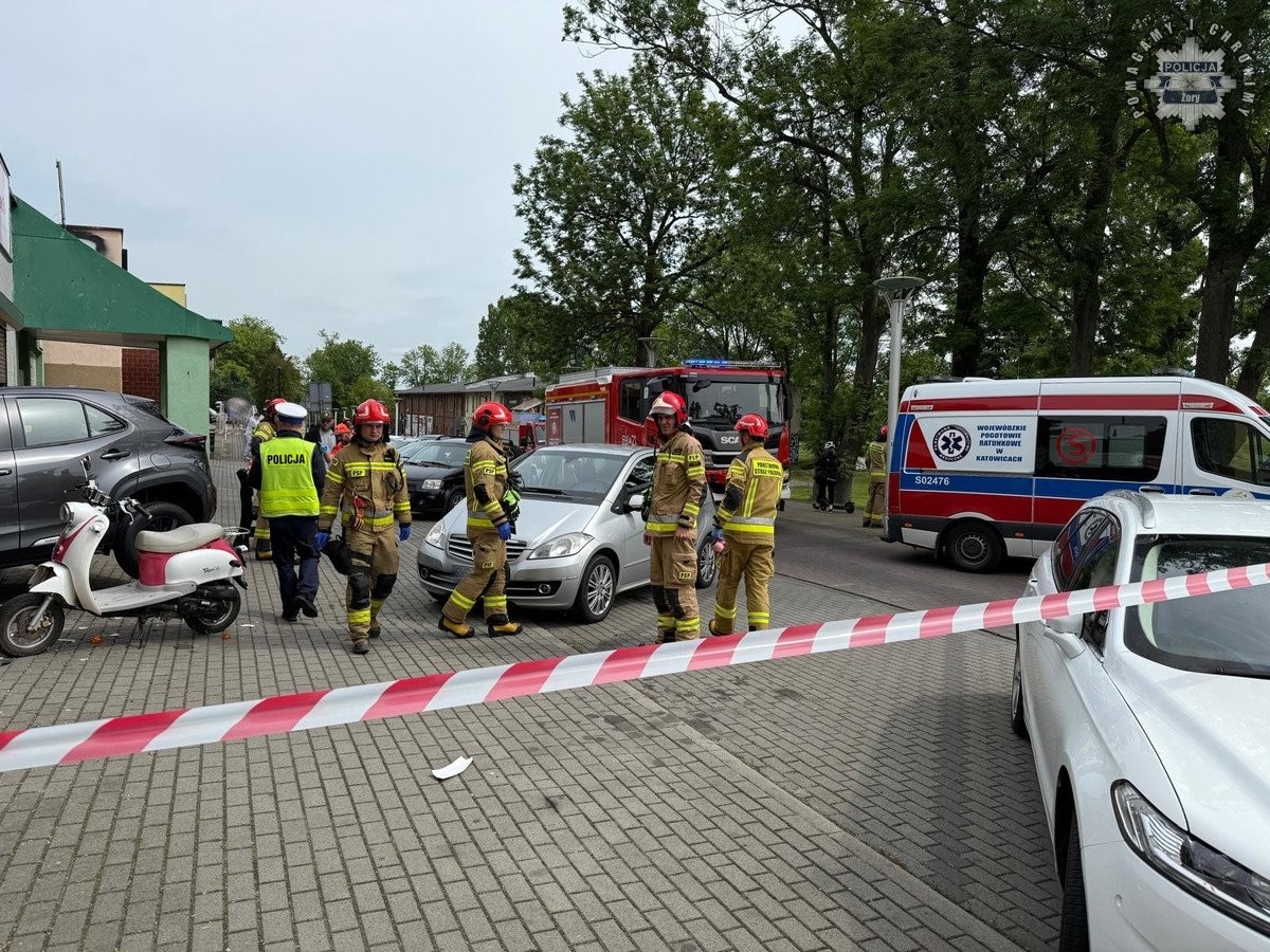 W Żorach 73-letni kierowca wjechał samochodem w witrynę salonu kosmetycznego, raniąc dwie kobiety / fot. KMP Żory