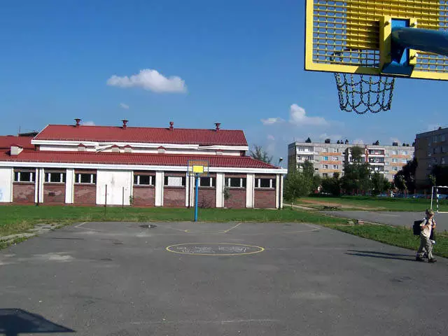 Sikorskiego - Boisko do koszykówki Szkoły Podstawowej nr 15 - os. Sikorskiego