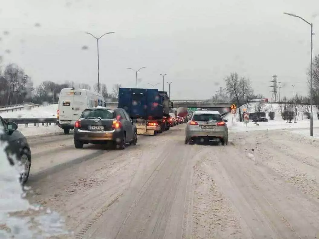 Śląsk: Trudne warunki na drogach. Śnieg i marznący deszcz zaskoczyły kierowców