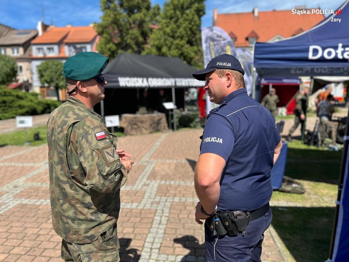 13 maja na Rynku w Żorach odbyło się uroczyste ślubowanie klas mundurowych III Liceum Ogólnokształcącego im. Zbigniewa Herberta w Żorach oraz klasy Oddziałów Przygotowania Wojskowego z Zespołu Szkół Społecznych w Żorach / fot. UM Żory