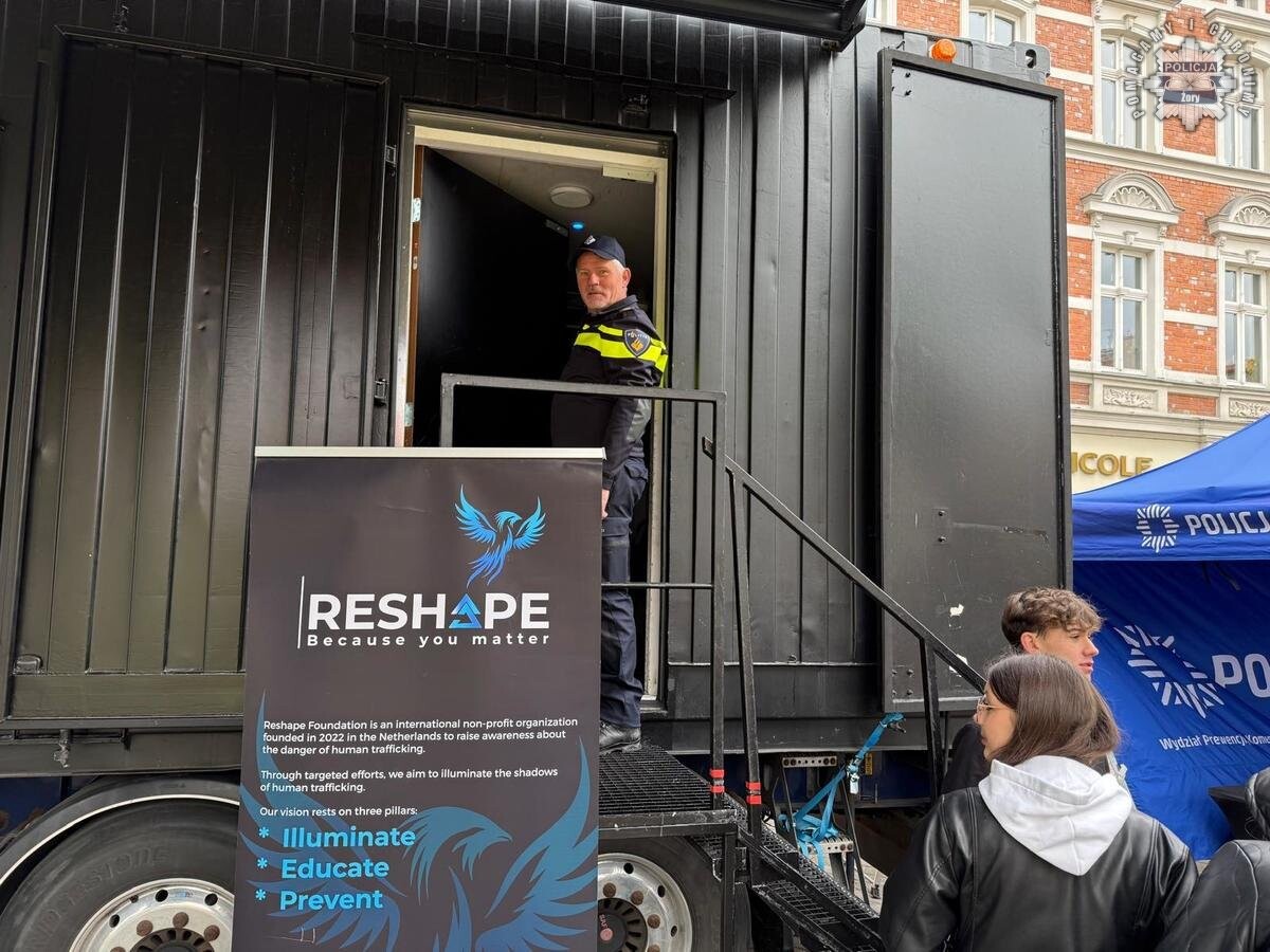 15 maja na żorskim Rynku odbyło się uroczyste ślubowanie klas mundurowych III LO im. Zbigniewa Herberta oraz akcja profilaktyczna Escape Truck / fot. KMP Żory