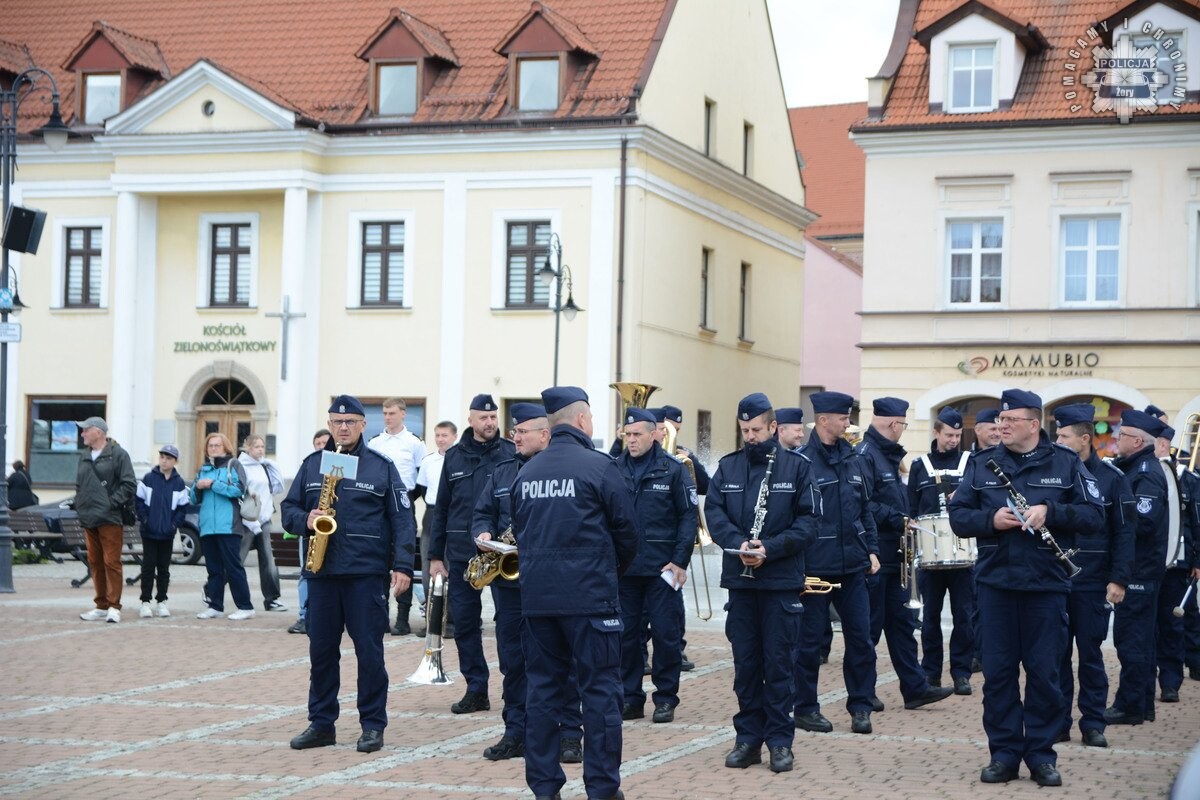 15 maja na żorskim Rynku odbyło się uroczyste ślubowanie klas mundurowych III LO im. Zbigniewa Herberta oraz akcja profilaktyczna Escape Truck / fot. KMP Żory