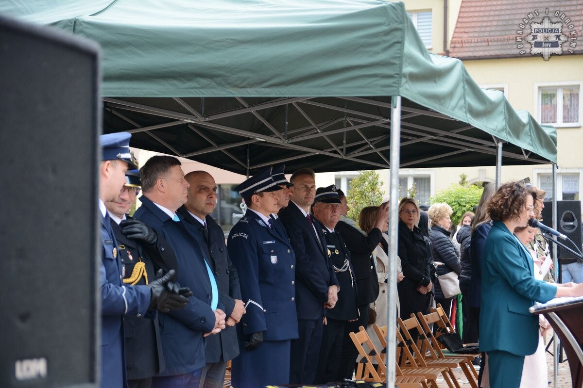 15 maja na żorskim Rynku odbyło się uroczyste ślubowanie klas mundurowych III LO im. Zbigniewa Herberta oraz akcja profilaktyczna Escape Truck / fot. KMP Żory