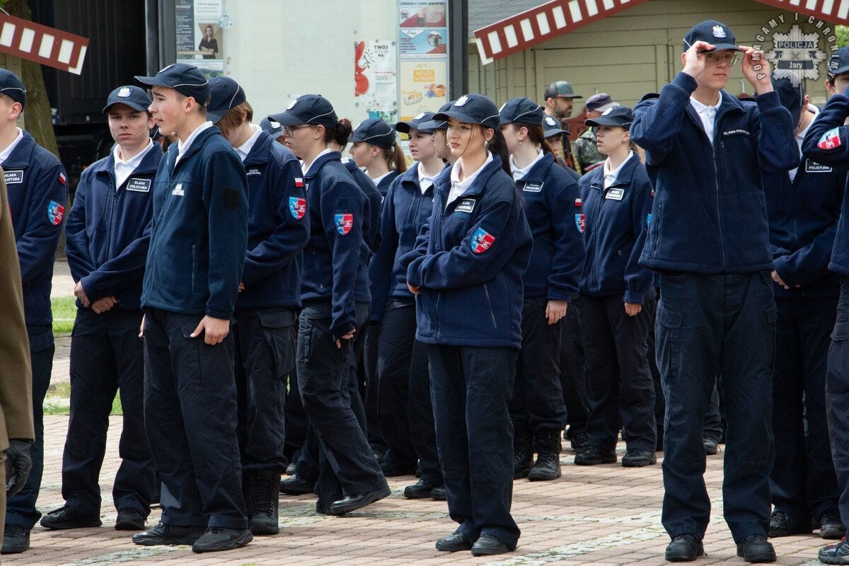 15 maja na żorskim Rynku odbyło się uroczyste ślubowanie klas mundurowych III LO im. Zbigniewa Herberta oraz akcja profilaktyczna Escape Truck / fot. KMP Żory