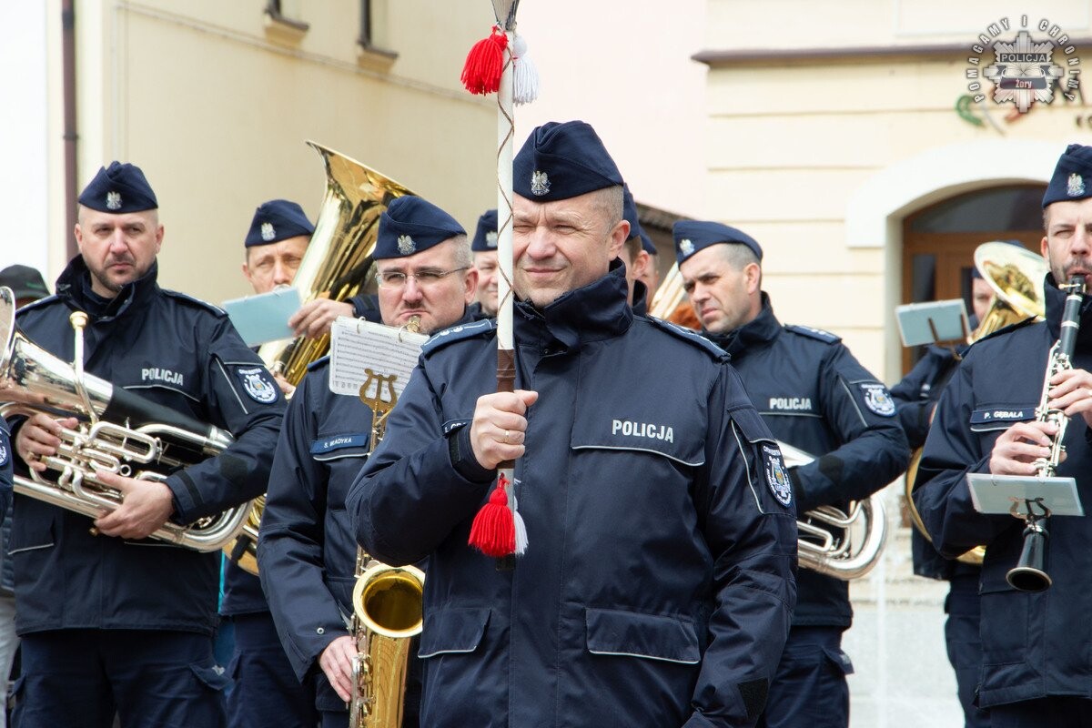 15 maja na żorskim Rynku odbyło się uroczyste ślubowanie klas mundurowych III LO im. Zbigniewa Herberta oraz akcja profilaktyczna Escape Truck / fot. KMP Żory