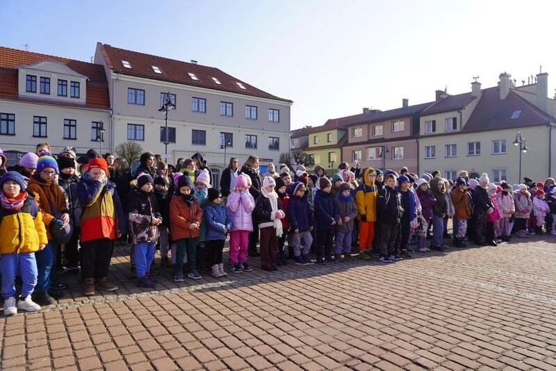 Na rynku w Żorach stanęła instalacja „smogowych płuc” – symbol walki z zanieczyszczeniem powietrza. Sprawdź program wydarzeń i dowiedz się, jak możesz poprawić jakość powietrza / fot. UM Żory