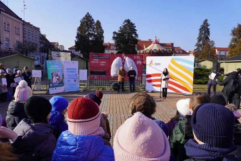 Na rynku w Żorach stanęła instalacja „smogowych płuc” – symbol walki z zanieczyszczeniem powietrza. Sprawdź program wydarzeń i dowiedz się, jak możesz poprawić jakość powietrza / fot. UM Żory