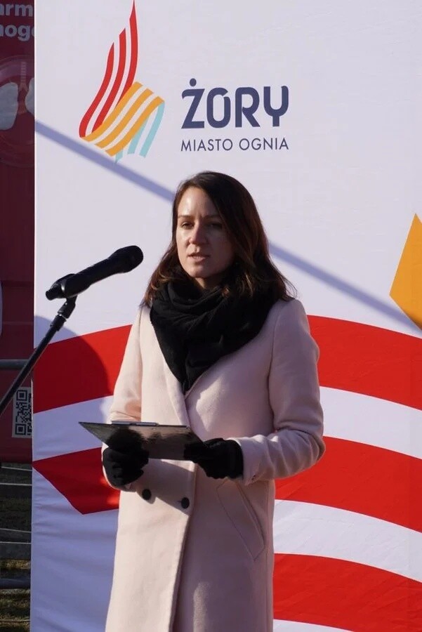 Na rynku w Żorach stanęła instalacja „smogowych płuc” – symbol walki z zanieczyszczeniem powietrza. Sprawdź program wydarzeń i dowiedz się, jak możesz poprawić jakość powietrza / fot. UM Żory
