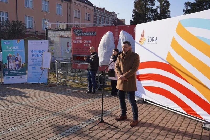 Na rynku w Żorach stanęła instalacja „smogowych płuc” – symbol walki z zanieczyszczeniem powietrza. Sprawdź program wydarzeń i dowiedz się, jak możesz poprawić jakość powietrza / fot. UM Żory