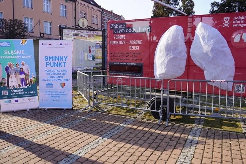 Na rynku w Żorach stanęła instalacja „smogowych płuc” – symbol walki z zanieczyszczeniem powietrza. Sprawdź program wydarzeń i dowiedz się, jak możesz poprawić jakość powietrza / fot. UM Żory