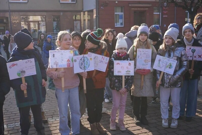 Na rynku w Żorach stanęła instalacja „smogowych płuc” – symbol walki z zanieczyszczeniem powietrza. Sprawdź program wydarzeń i dowiedz się, jak możesz poprawić jakość powietrza / fot. UM Żory