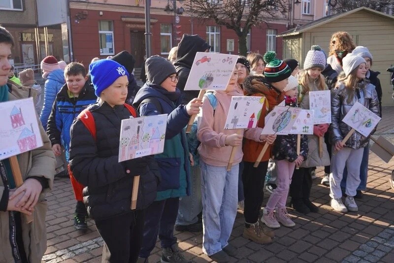 Na rynku w Żorach stanęła instalacja „smogowych płuc” – symbol walki z zanieczyszczeniem powietrza. Sprawdź program wydarzeń i dowiedz się, jak możesz poprawić jakość powietrza / fot. UM Żory