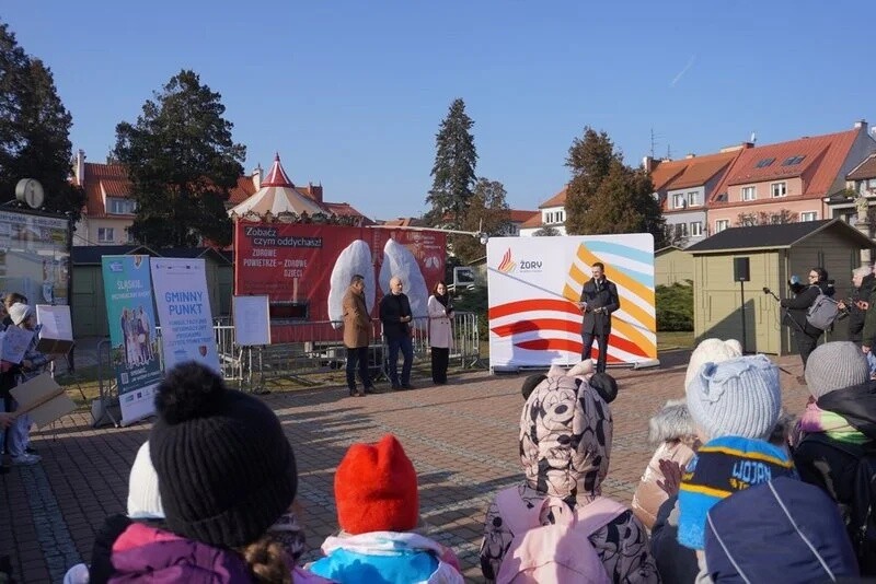 Na rynku w Żorach stanęła instalacja „smogowych płuc” – symbol walki z zanieczyszczeniem powietrza. Sprawdź program wydarzeń i dowiedz się, jak możesz poprawić jakość powietrza / fot. UM Żory