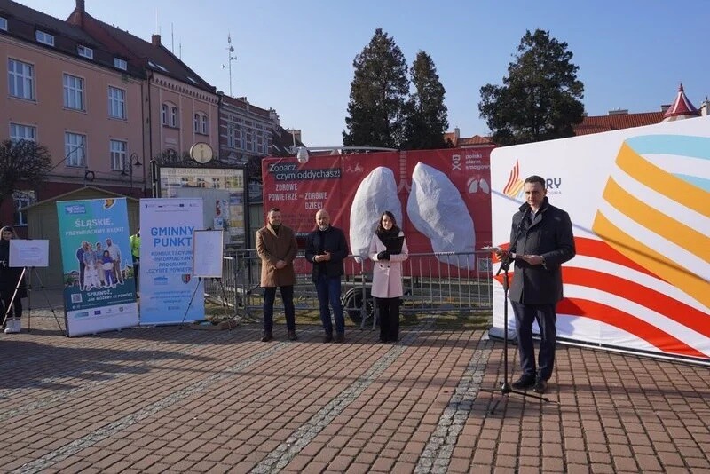 Na rynku w Żorach stanęła instalacja „smogowych płuc” – symbol walki z zanieczyszczeniem powietrza. Sprawdź program wydarzeń i dowiedz się, jak możesz poprawić jakość powietrza / fot. UM Żory