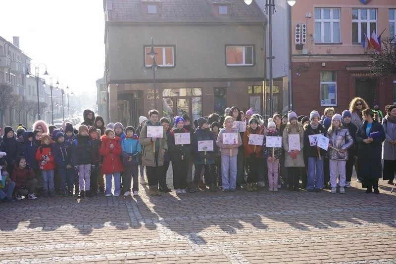 Na rynku w Żorach stanęła instalacja „smogowych płuc” – symbol walki z zanieczyszczeniem powietrza. Sprawdź program wydarzeń i dowiedz się, jak możesz poprawić jakość powietrza / fot. UM Żory