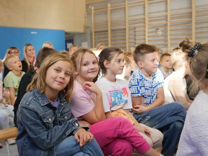 Szkoła Podstawowa nr 4 z Oddziałami Sportowymi i Mistrzostwa Sportowego im. Otylii Jędrzejczak w Żorach, angażuje się w ogólnopolski konkurs "Odblaskowa Szkoła 2024" / fot. UM Żory
