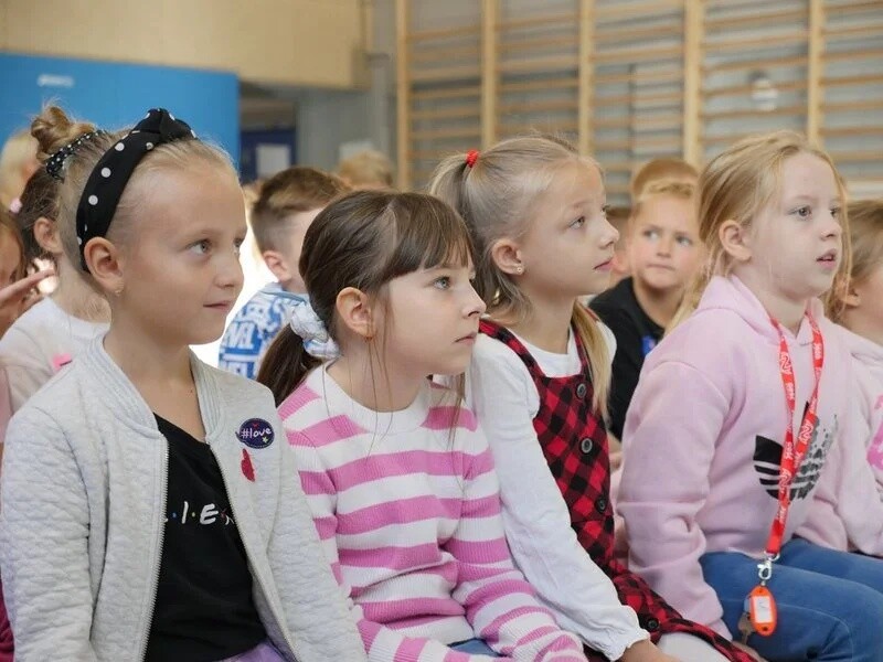 Szkoła Podstawowa nr 4 z Oddziałami Sportowymi i Mistrzostwa Sportowego im. Otylii Jędrzejczak w Żorach, angażuje się w ogólnopolski konkurs "Odblaskowa Szkoła 2024" / fot. UM Żory