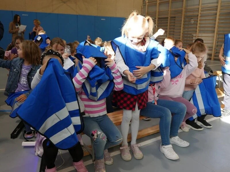 Szkoła Podstawowa nr 4 z Oddziałami Sportowymi i Mistrzostwa Sportowego im. Otylii Jędrzejczak w Żorach, angażuje się w ogólnopolski konkurs "Odblaskowa Szkoła 2024" / fot. UM Żory