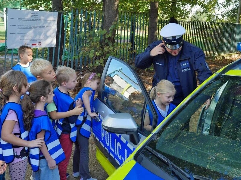 Szkoła Podstawowa nr 4 z Oddziałami Sportowymi i Mistrzostwa Sportowego im. Otylii Jędrzejczak w Żorach, angażuje się w ogólnopolski konkurs "Odblaskowa Szkoła 2024" / fot. UM Żory