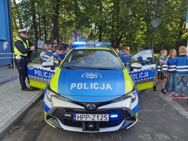 Szkoła Podstawowa nr 4 z Oddziałami Sportowymi i Mistrzostwa Sportowego im. Otylii Jędrzejczak w Żorach, angażuje się w ogólnopolski konkurs "Odblaskowa Szkoła 2024" / fot. UM Żory