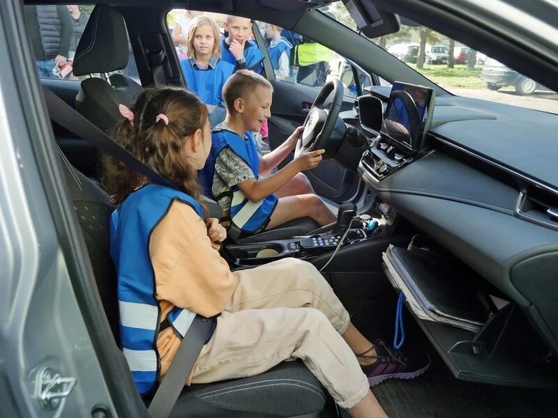 Szkoła Podstawowa nr 4 z Oddziałami Sportowymi i Mistrzostwa Sportowego im. Otylii Jędrzejczak w Żorach, angażuje się w ogólnopolski konkurs "Odblaskowa Szkoła 2024" / fot. UM Żory