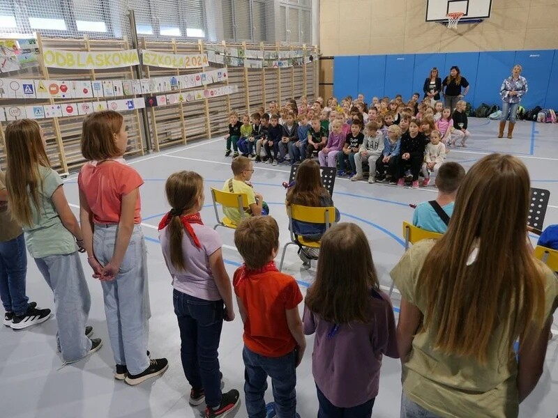Szkoła Podstawowa nr 4 z Oddziałami Sportowymi i Mistrzostwa Sportowego im. Otylii Jędrzejczak w Żorach, angażuje się w ogólnopolski konkurs "Odblaskowa Szkoła 2024" / fot. UM Żory
