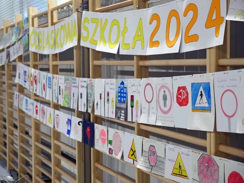 Szkoła Podstawowa nr 4 z Oddziałami Sportowymi i Mistrzostwa Sportowego im. Otylii Jędrzejczak w Żorach, angażuje się w ogólnopolski konkurs "Odblaskowa Szkoła 2024" / fot. UM Żory
