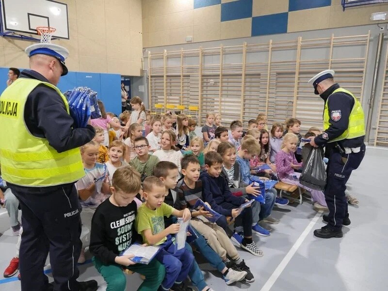 Szkoła Podstawowa nr 4 z Oddziałami Sportowymi i Mistrzostwa Sportowego im. Otylii Jędrzejczak w Żorach, angażuje się w ogólnopolski konkurs "Odblaskowa Szkoła 2024" / fot. UM Żory