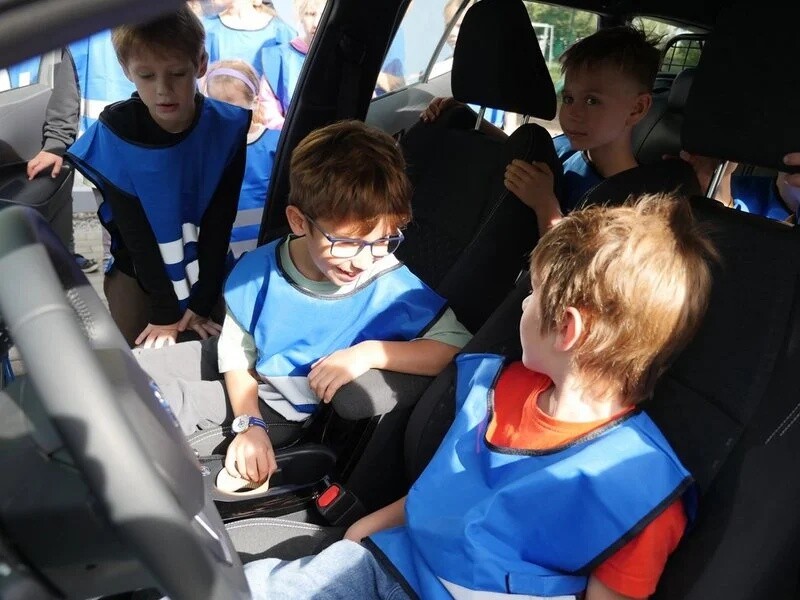 Szkoła Podstawowa nr 4 z Oddziałami Sportowymi i Mistrzostwa Sportowego im. Otylii Jędrzejczak w Żorach, angażuje się w ogólnopolski konkurs "Odblaskowa Szkoła 2024" / fot. UM Żory