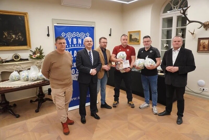W pięknych wnętrzach Pałacu Baranowice odbyło się przedświąteczne spotkanie żorskiego środowiska piłkarskiego z władzami miasta oraz Podokręgu Rybnik Śląskiego Związku Piłki Nożnej / fot. UM Żory