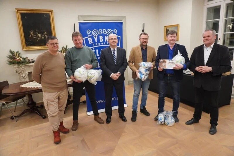 W pięknych wnętrzach Pałacu Baranowice odbyło się przedświąteczne spotkanie żorskiego środowiska piłkarskiego z władzami miasta oraz Podokręgu Rybnik Śląskiego Związku Piłki Nożnej / fot. UM Żory