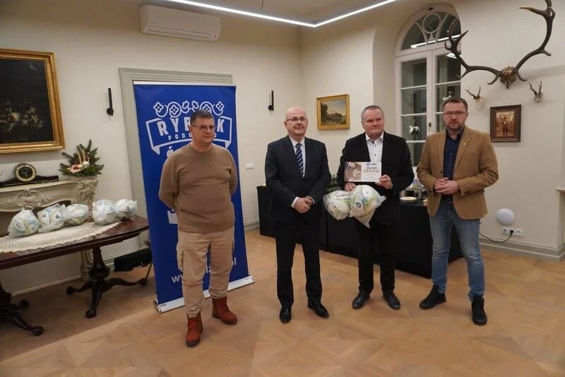 W pięknych wnętrzach Pałacu Baranowice odbyło się przedświąteczne spotkanie żorskiego środowiska piłkarskiego z władzami miasta oraz Podokręgu Rybnik Śląskiego Związku Piłki Nożnej / fot. UM Żory