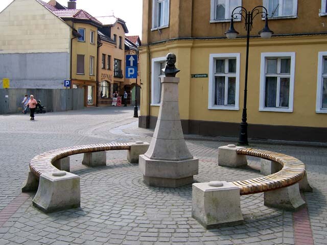 Śródmieście - Popiersie Stanisława Moniuszki - ul. Moniuszki