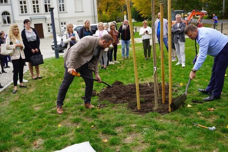 Z okazji obchodów Światowego Dnia Drzewa w Żorach zorganizowano wyjątkowe spotkanie warsztatowe w malowniczych wnętrzach Pałacu w Baranowicach / fot. UM Żory