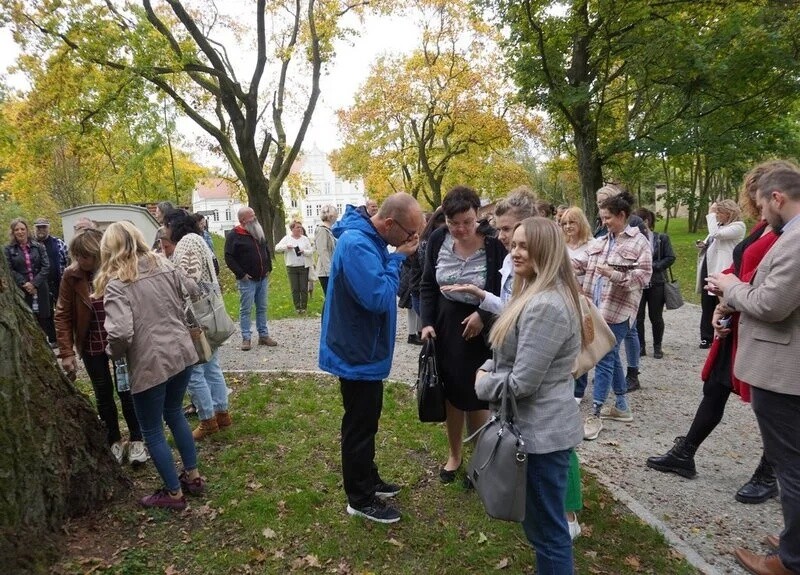 Z okazji obchodów Światowego Dnia Drzewa w Żorach zorganizowano wyjątkowe spotkanie warsztatowe w malowniczych wnętrzach Pałacu w Baranowicach / fot. UM Żory