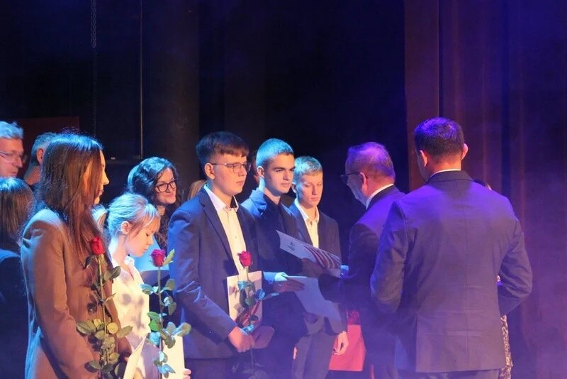 Podczas miejskich obchodów Dnia Edukacji Narodowej w Żorach nagrodzono najlepszych uczniów, nauczycieli i dyrektorów szkół / fot. UM Żory