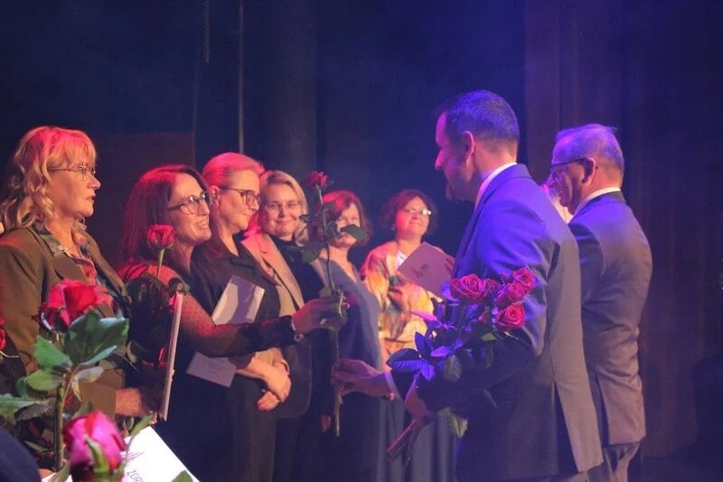 Podczas miejskich obchodów Dnia Edukacji Narodowej w Żorach nagrodzono najlepszych uczniów, nauczycieli i dyrektorów szkół / fot. UM Żory