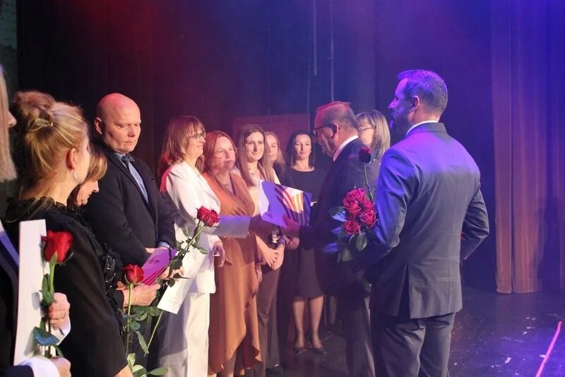 Podczas miejskich obchodów Dnia Edukacji Narodowej w Żorach nagrodzono najlepszych uczniów, nauczycieli i dyrektorów szkół / fot. UM Żory