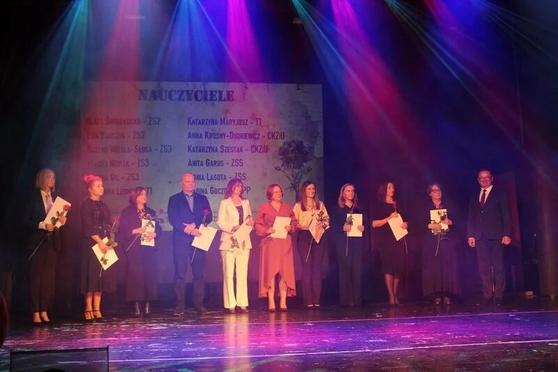 Podczas miejskich obchodów Dnia Edukacji Narodowej w Żorach nagrodzono najlepszych uczniów, nauczycieli i dyrektorów szkół / fot. UM Żory