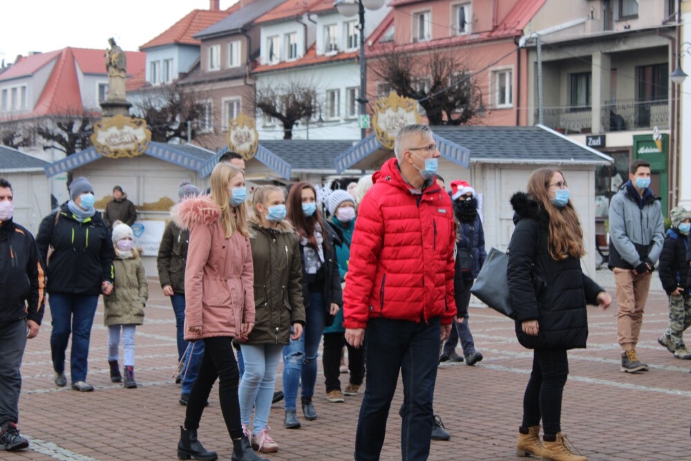 W sobotę (8 grudnia) na rynku zespół MuzyKajaka kręcił świąteczny teledysk z udziałem mieszkańców Żor o antysmogowym przesłaniu. Zobaczcie zdjęcia!