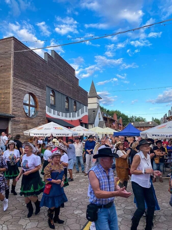 Za nami dziewiąta odsłona TWINPIGS Country Festival! Niesamowita energia, kowbojskie tańce, świetna muzyka i gigantyczna dawka klimatu country towarzyszyły uczestnikom imprezy w minioną sobotę / fot. UM Żory