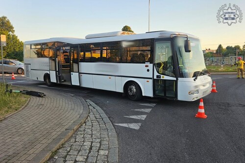 Uderzył głową w autobus. Alarmujący bilans zdarzeń z udziałem hulajnóg i motocykli