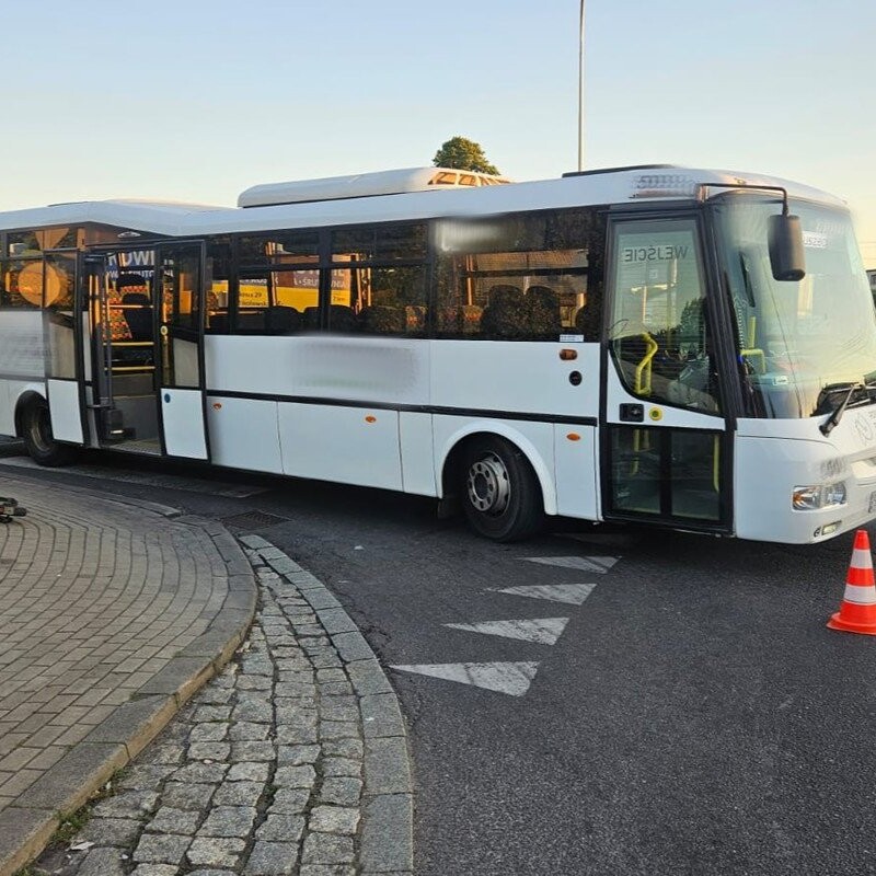 Uderzył głową w autobus. Alarmujący bilans zdarzeń z udziałem hulajnóg i motocykli