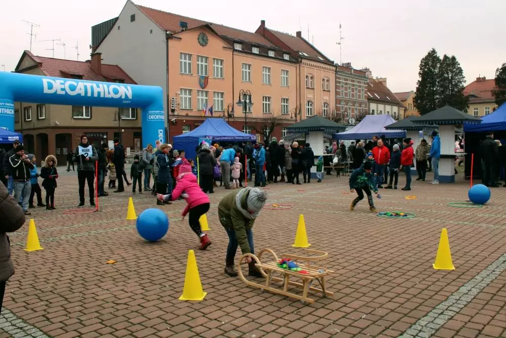 W niedzielę 24 lutego na rynku rozpoczęły się urodziny Miasta Żory. Z tej okazji tych obchodów miasto przygotowało liczne atrakcje, m.in. sportowe zabawy dla dzieci.
