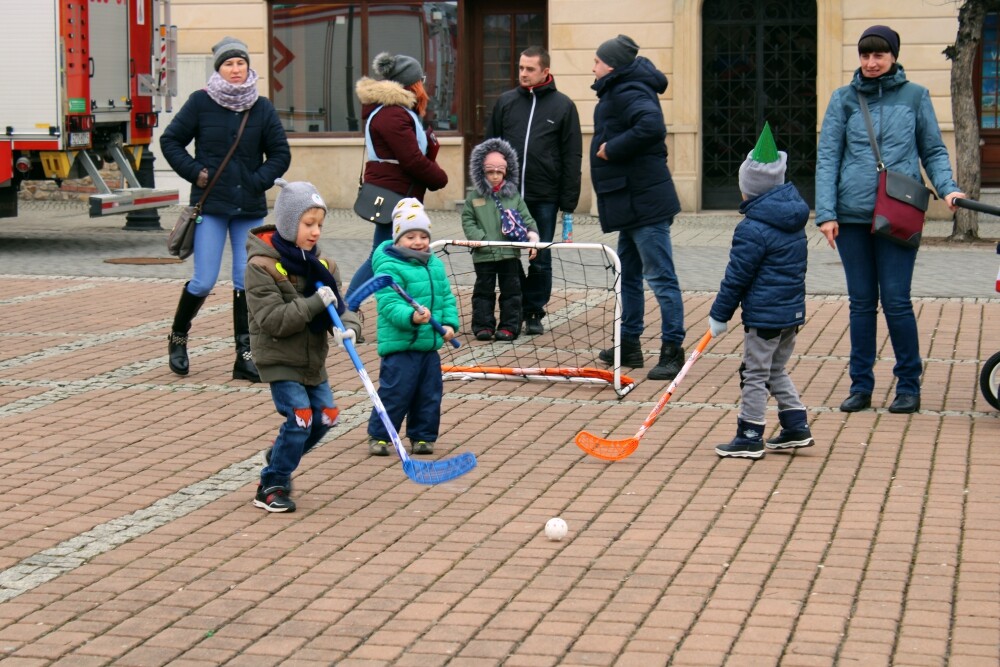 W niedzielę 24 lutego na rynku rozpoczęły się urodziny Miasta Żory. Z tej okazji tych obchodów miasto przygotowało liczne atrakcje, m.in. sportowe zabawy dla dzieci.